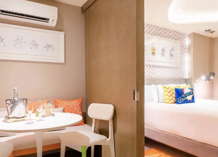 SWIM-UP OCEANFRONT POOL DECK LEVEL QUEEN SUITE