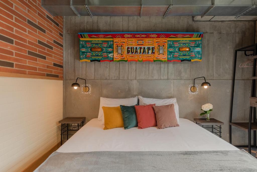 Standard Double or Twin Room w/ air conditioning