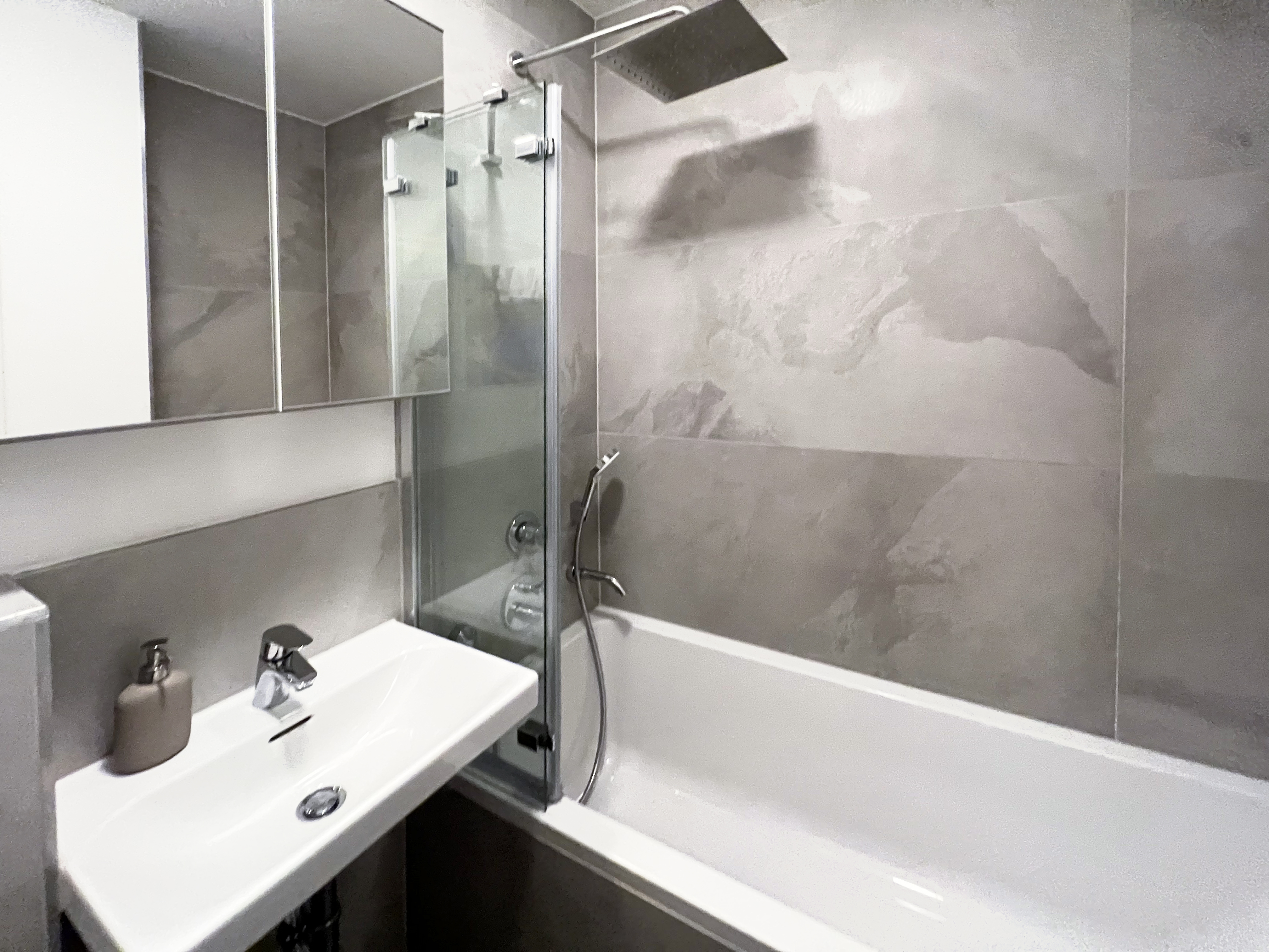 Supreme Two Bedroom Apartment with a Living Room - Denisstr. 56