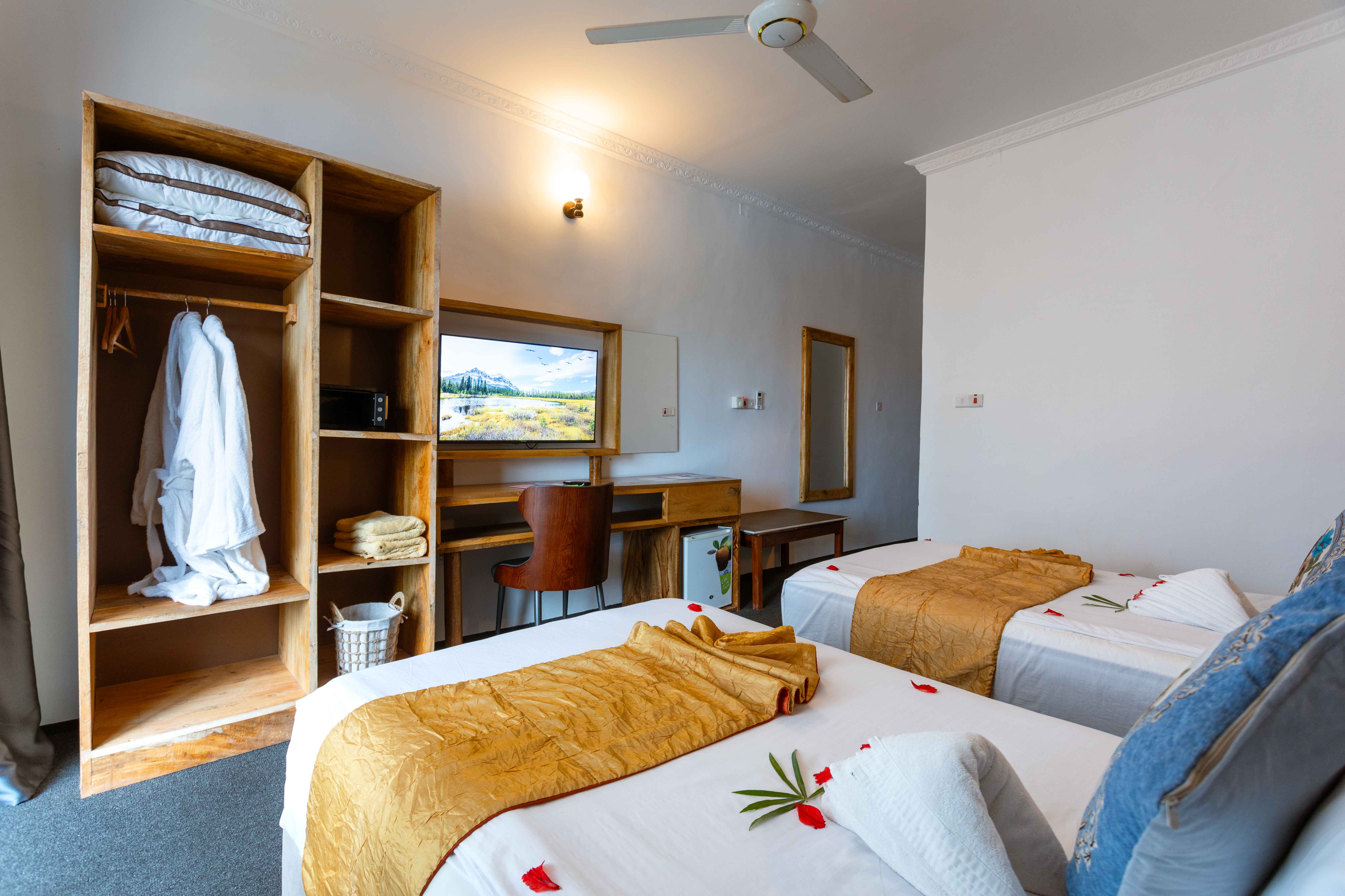 Luxury Twin Room with Pool View - 1