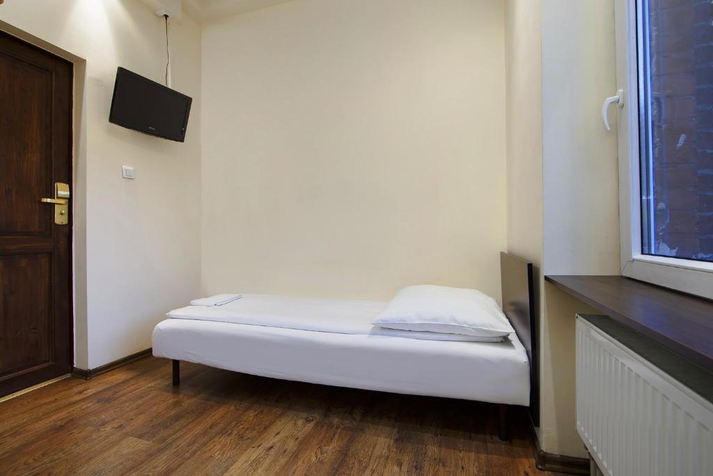 Single Room with Shared Bathroom