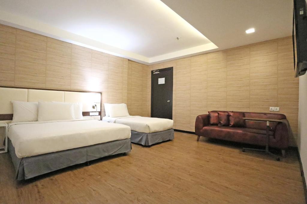 Family Room (3 Adults)