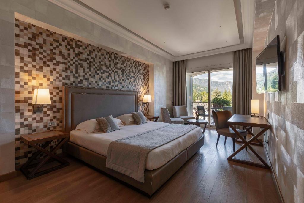 Superior Double or Twin Room with Partial Lake View