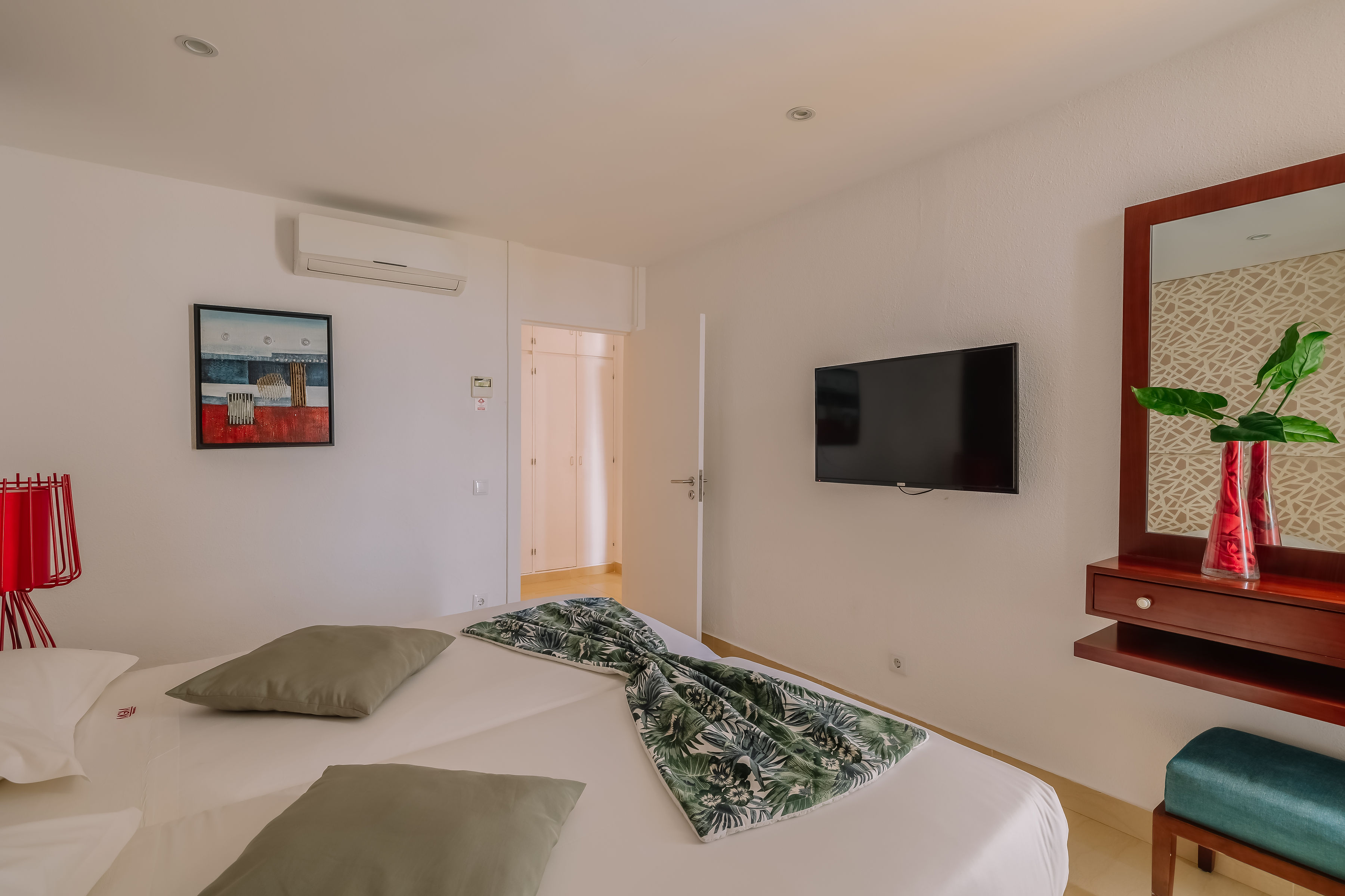 Deluxe One Bedroom Apartment with Sea or Pool View (2 Adults + 2 Children / 3 Adults)