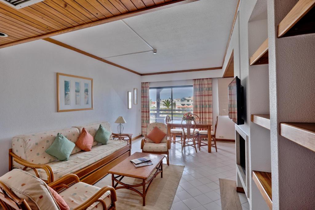 Deluxe One-Bedroom Apartment