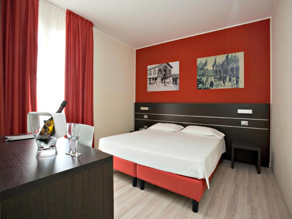 Double or Twin Room with Balcony, Beach Access and Parking