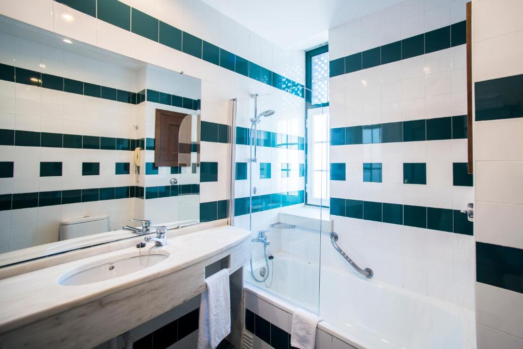 Twin Room (2 Adults + 1 Child)