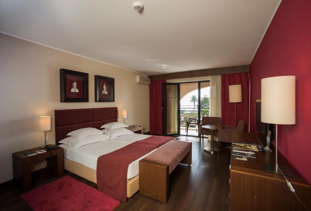 Twin Room with Sea View and Extra Bed (2 Adults + 1 Child)