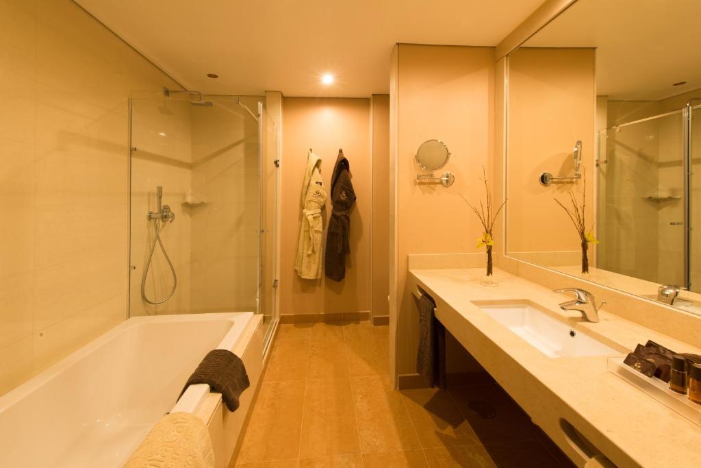 Twin Room with Extra Bed (3 Adults)
