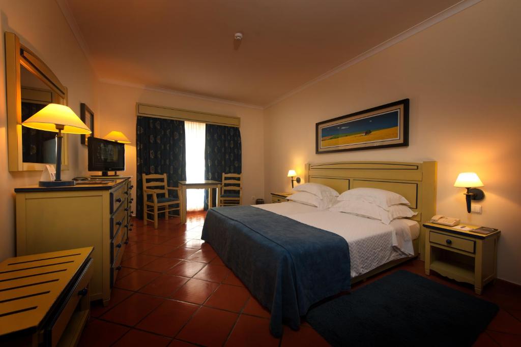Twin Room with Extra Bed (3 Adults)