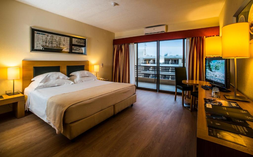 Twin Room with Extra Bed (3 Adults)