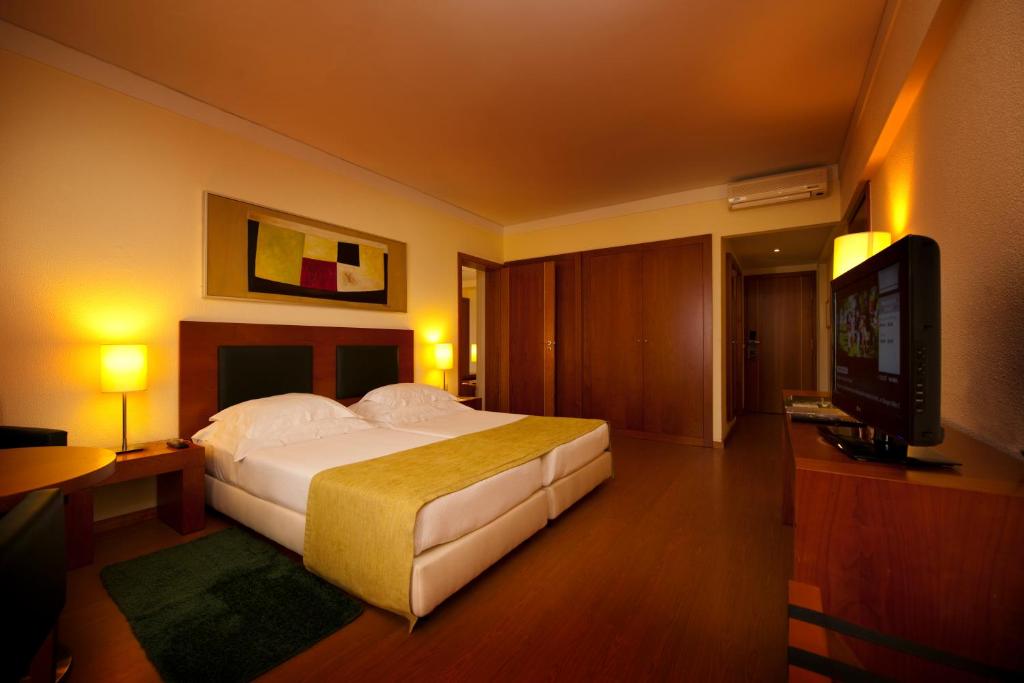 Twin Room with Extra Bed (3 Adults)