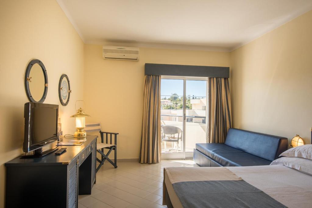 Family Room (2 Adults + 2 Children)