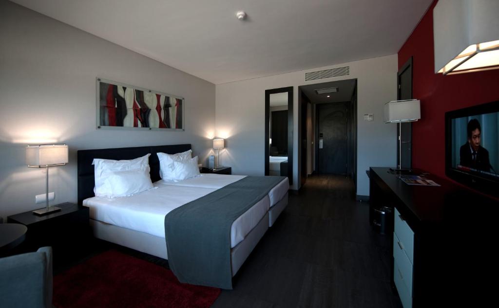 Twin Room with Extra Bed (3 Adults)