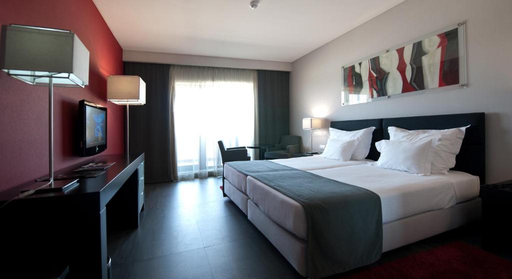Twin Room with Extra Bed and Sea View (3 Adults)
