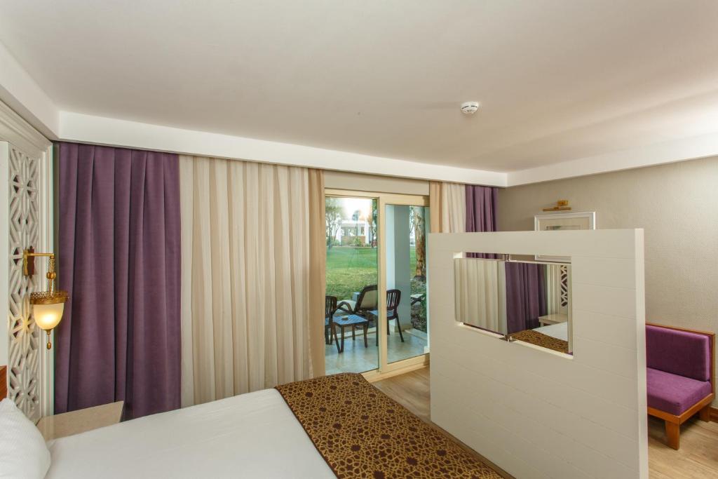 Lagoon room