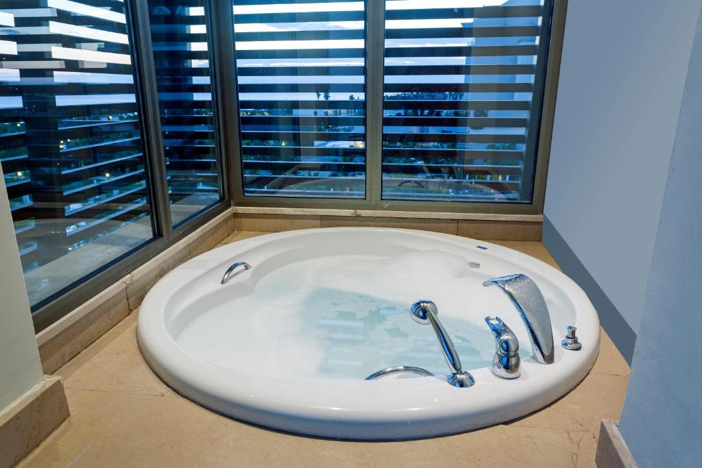 Jacuzzi Deluxe Room