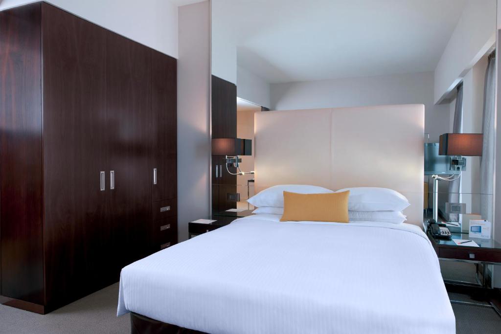 Centro  Room Queen Bed