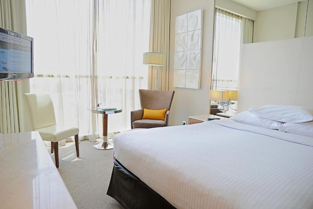 Centro Room Pool View - Queen Bed