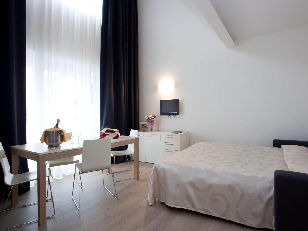 Duplex Apartment with Terrace, Beach Access and Parking