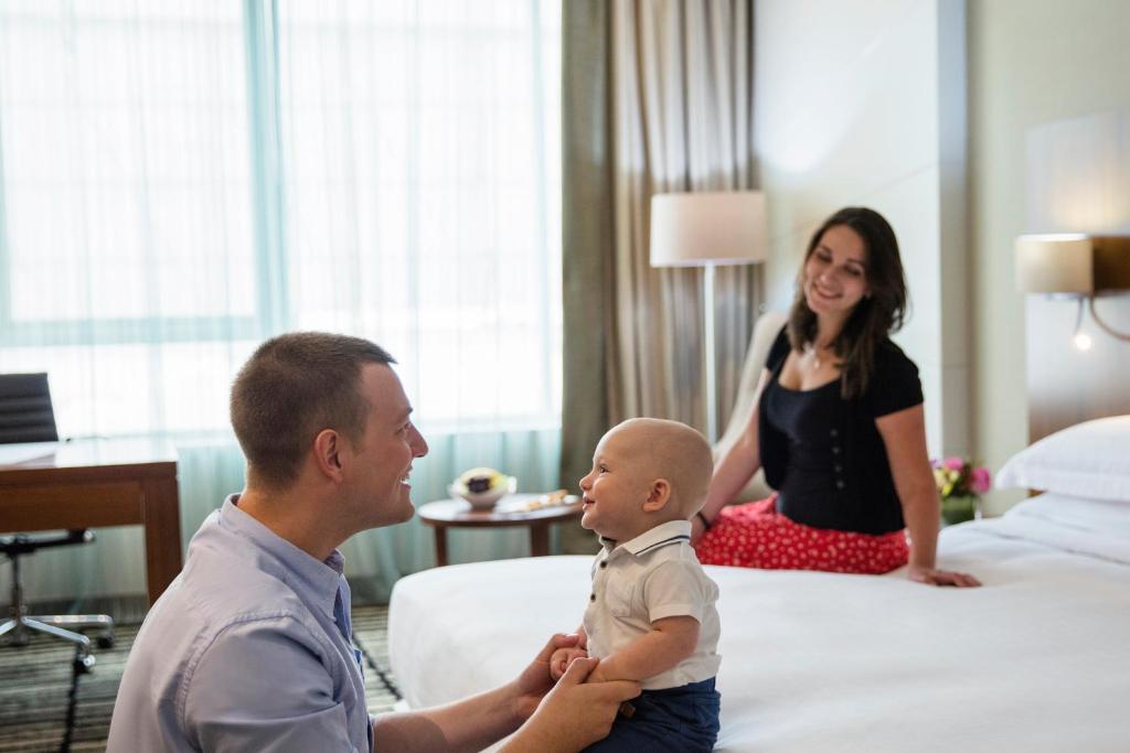 Guest Room - King Bed