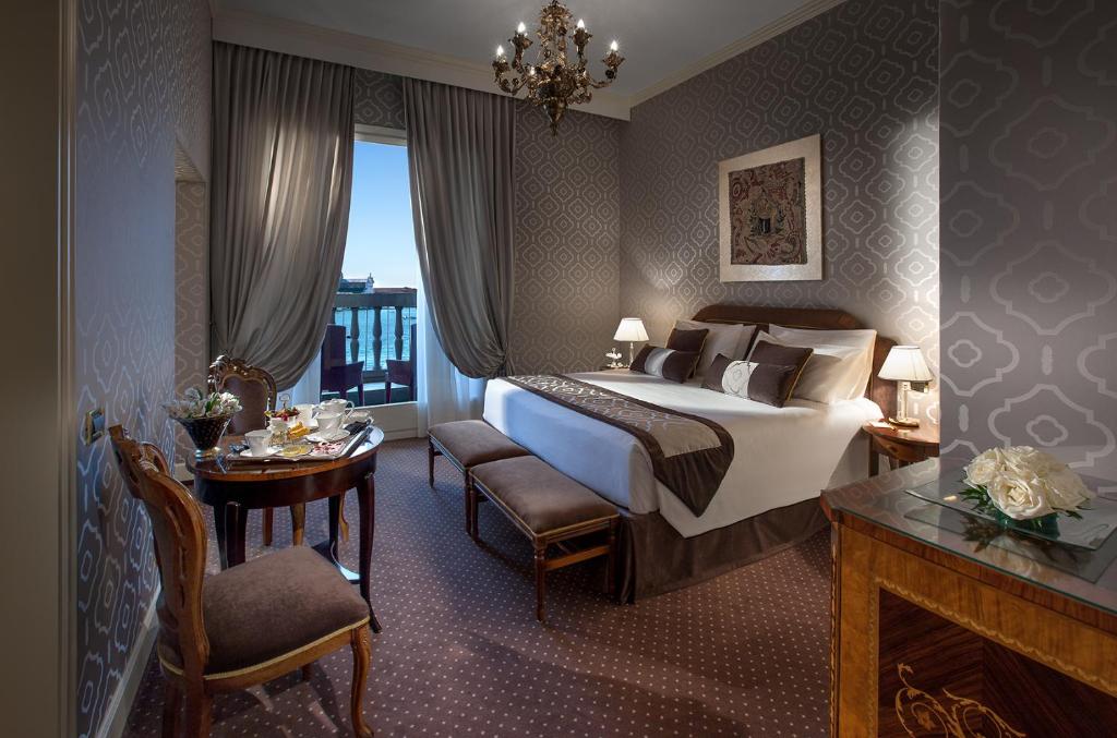 Junior Suite with Lagoon View and Terrace