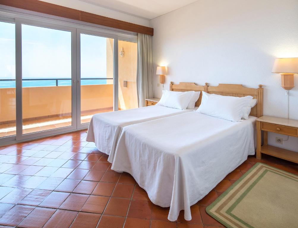 One-Bedroom Apartment with Sea View