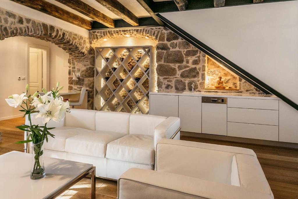 Deluxe three bedroom villa, terrace & jacuzzi 5-6 pax
