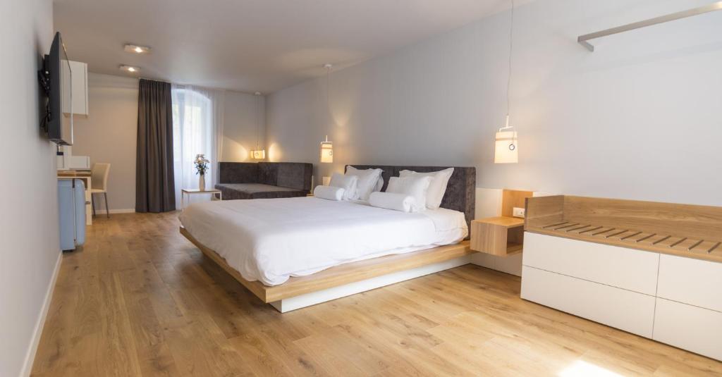 Deluxe garden double/twin room