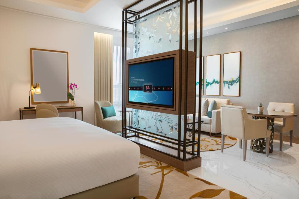 King Bed Room - Pool View