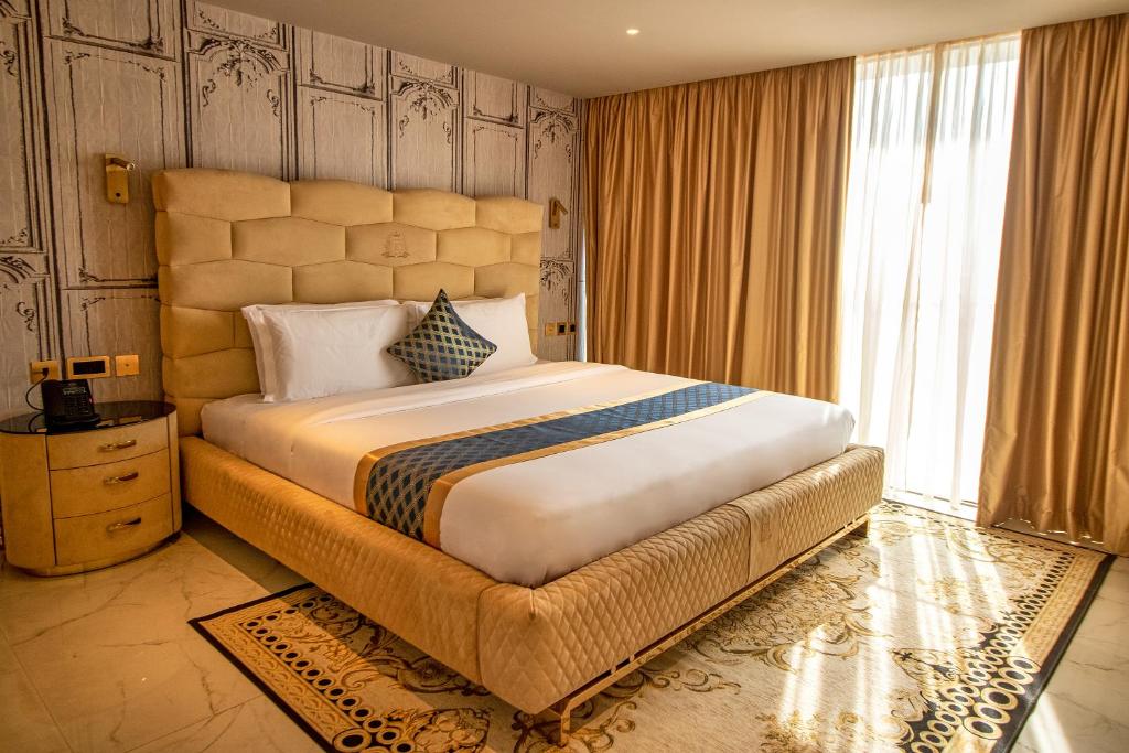 Deluxe One Bedroom Suite