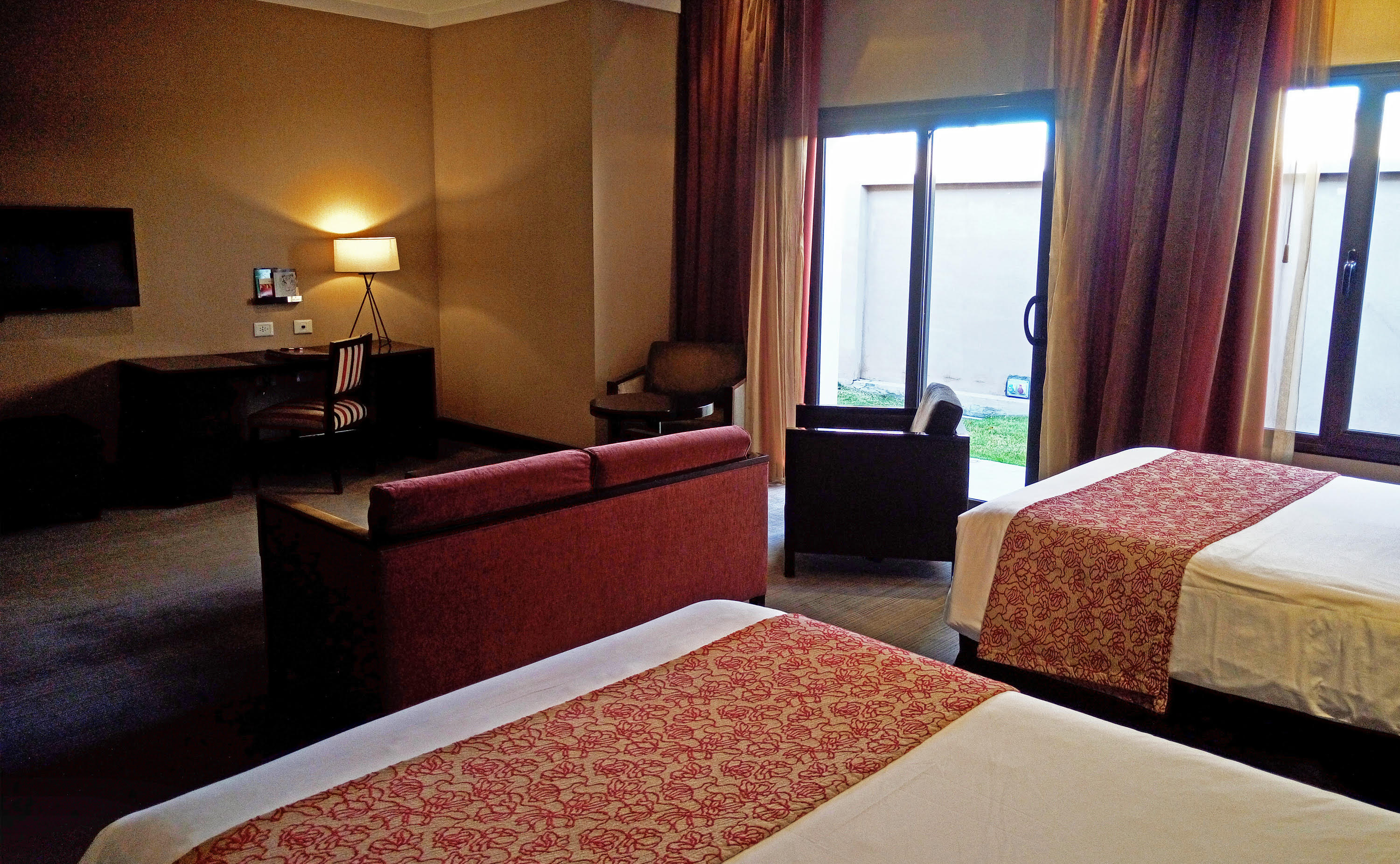 Habitación superior con cama king size  vista jardin