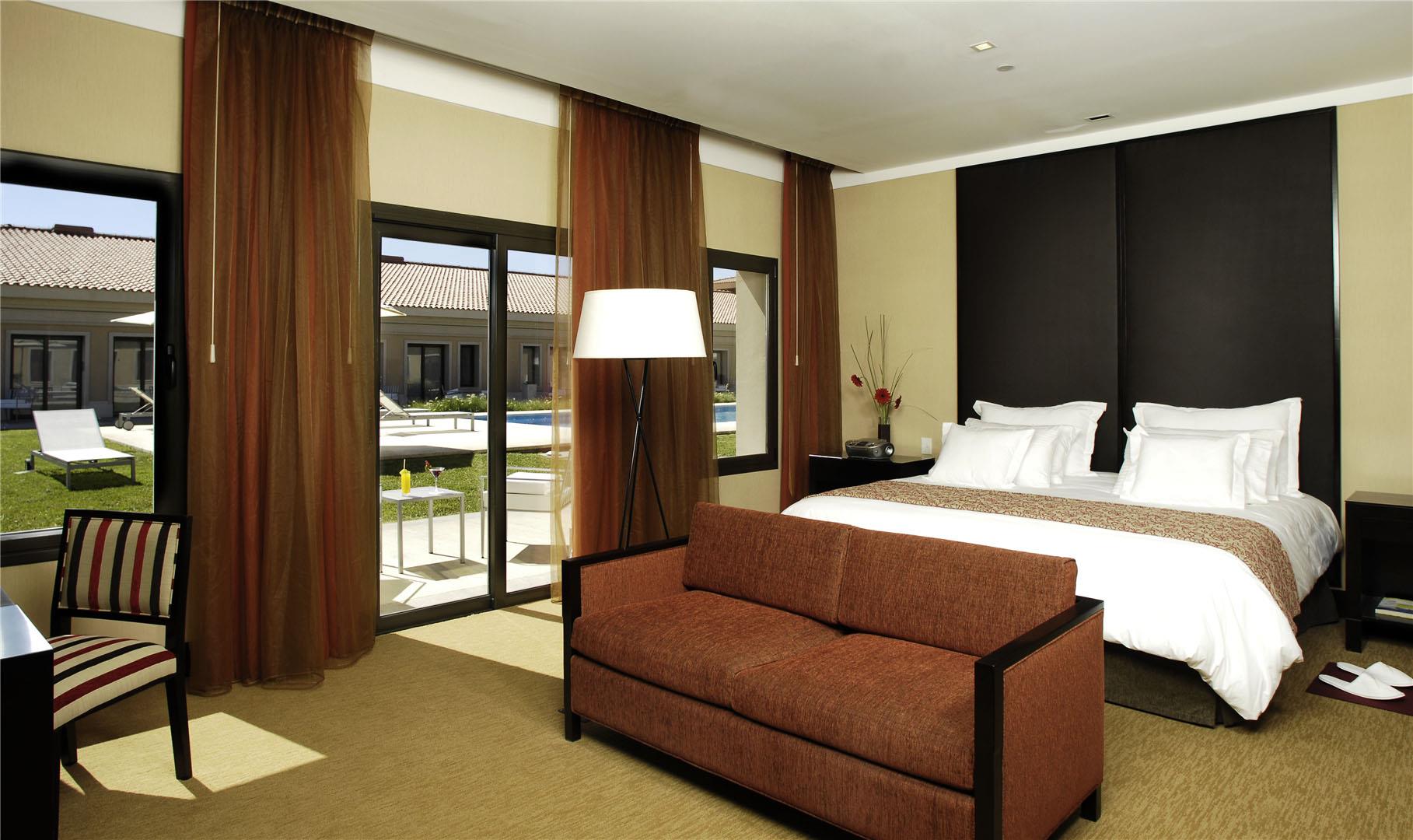 Habitación superior con cama king size vista piscina