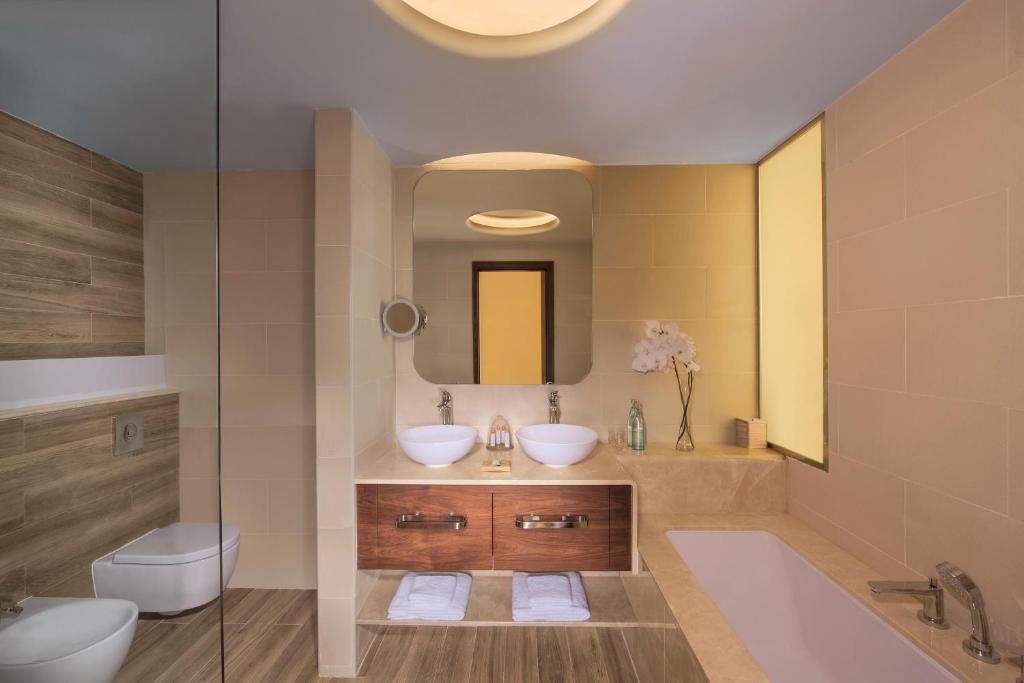 PREMIUM ONE BEDROOM SUITE, Palm Jumeirah Sea View, Club Lounge Access, King Size Bed