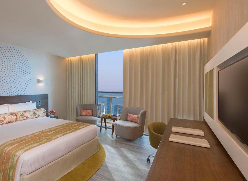 DELUXE ONE BEDROOM SUITE, Club Lounge Access, Partial Sea View
