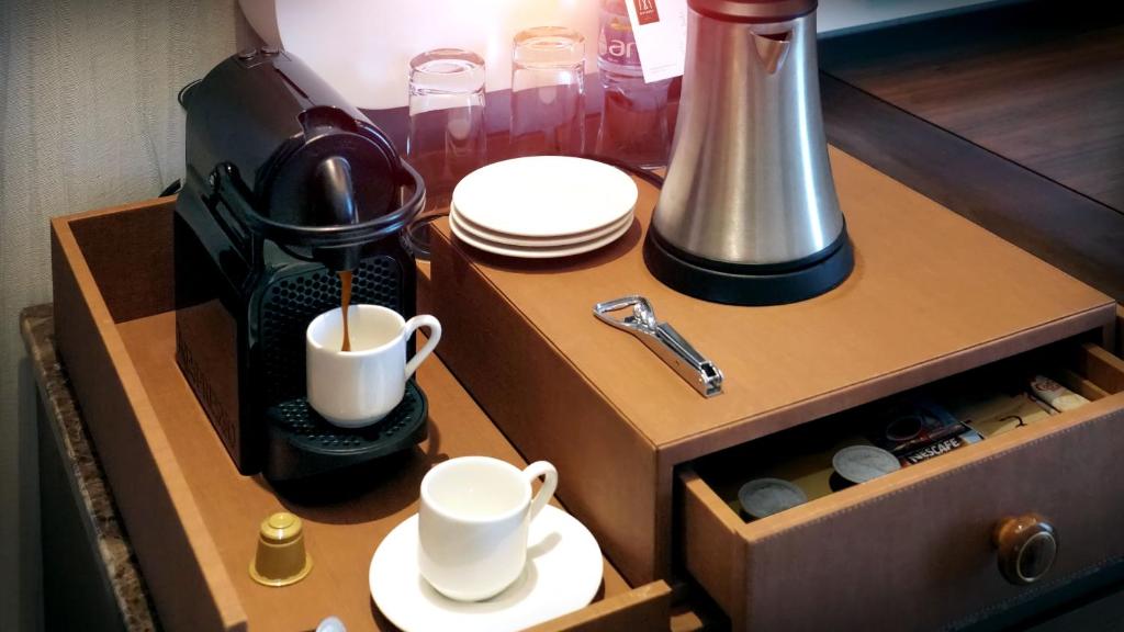 PREMIUM ROOM Partial Sea View, Club Lounge Access, King Bed or Two Single Beds
