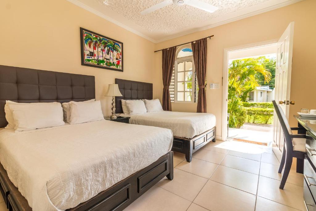 Standard Room, 2 Double Beds Garden View