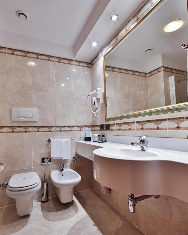 Double Room with King Bed