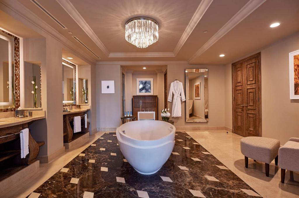 2 Bedroom Regal Club Suite