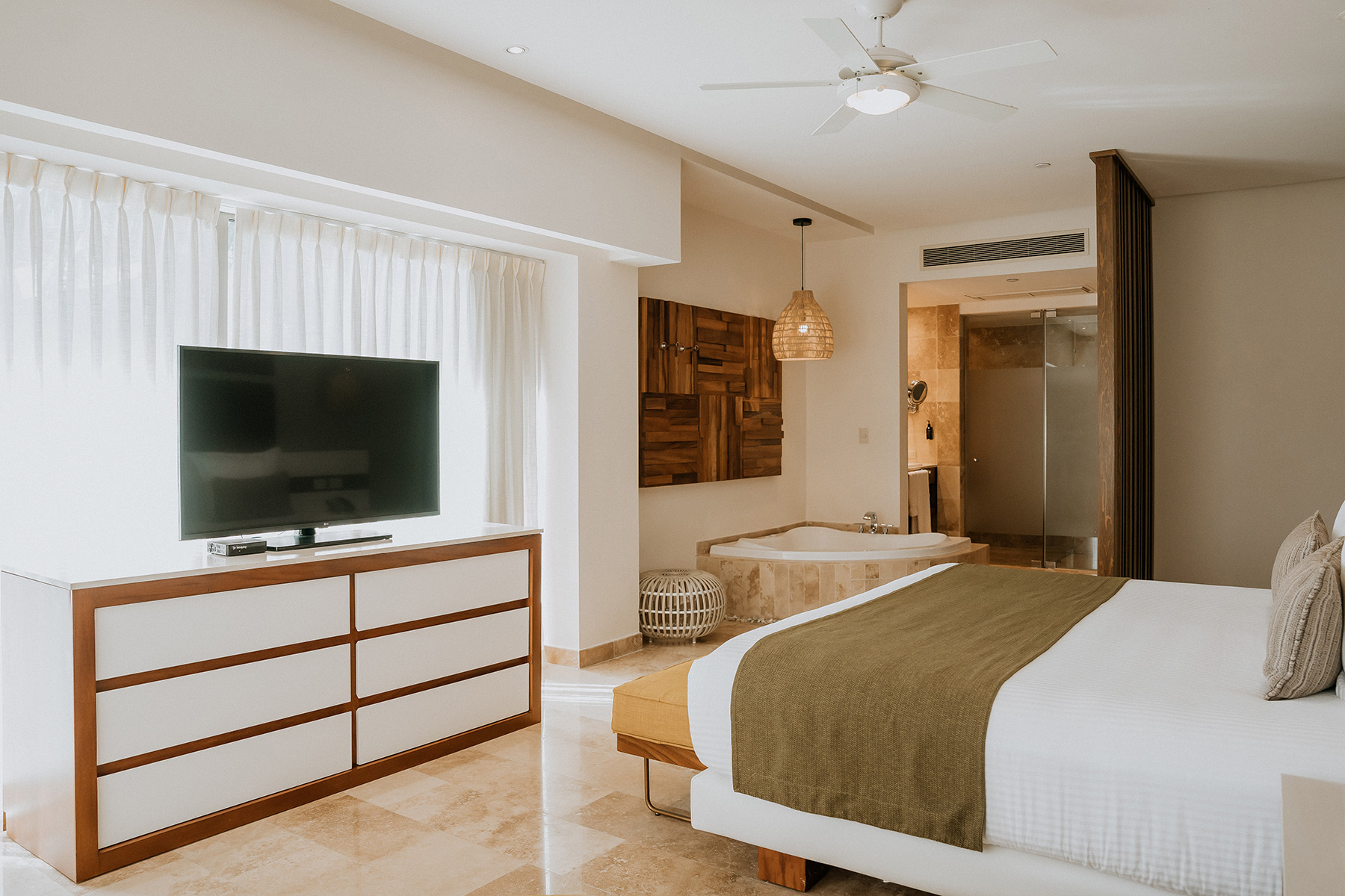 Deluxe Master Suite