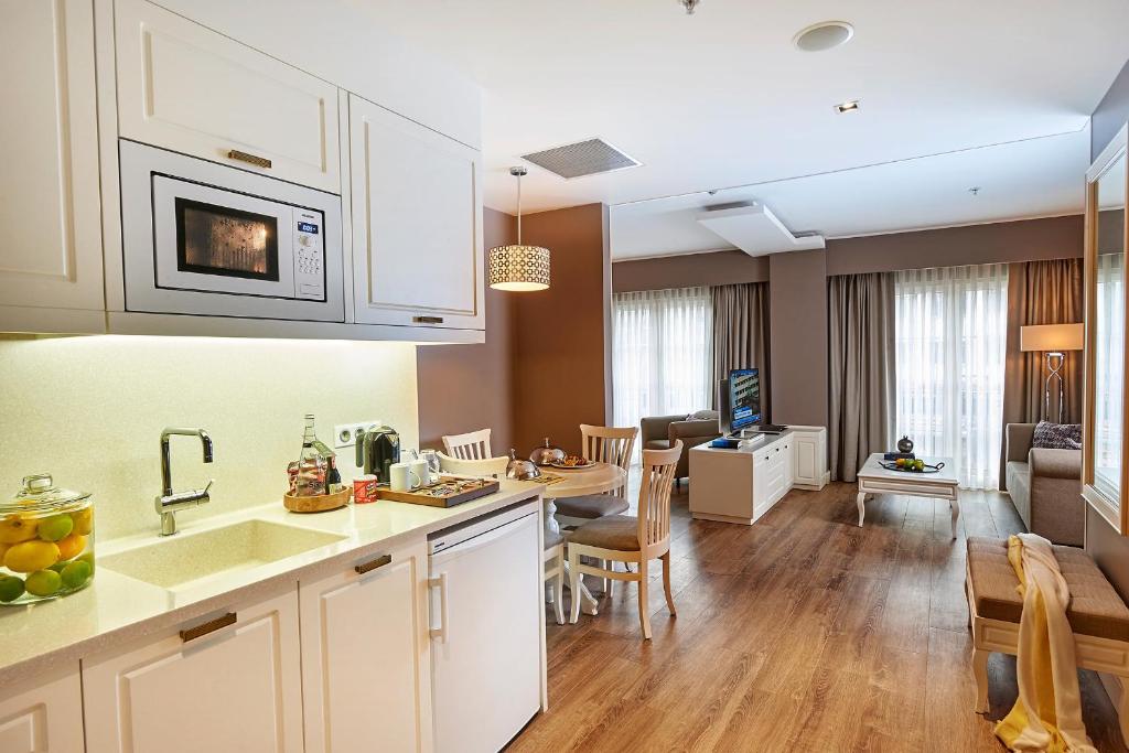 Deluxe Club Room with Kitchenette