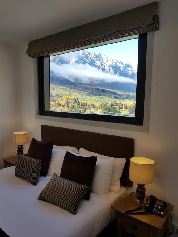 Deluxe One Bedroom Apartment with Kitchenette