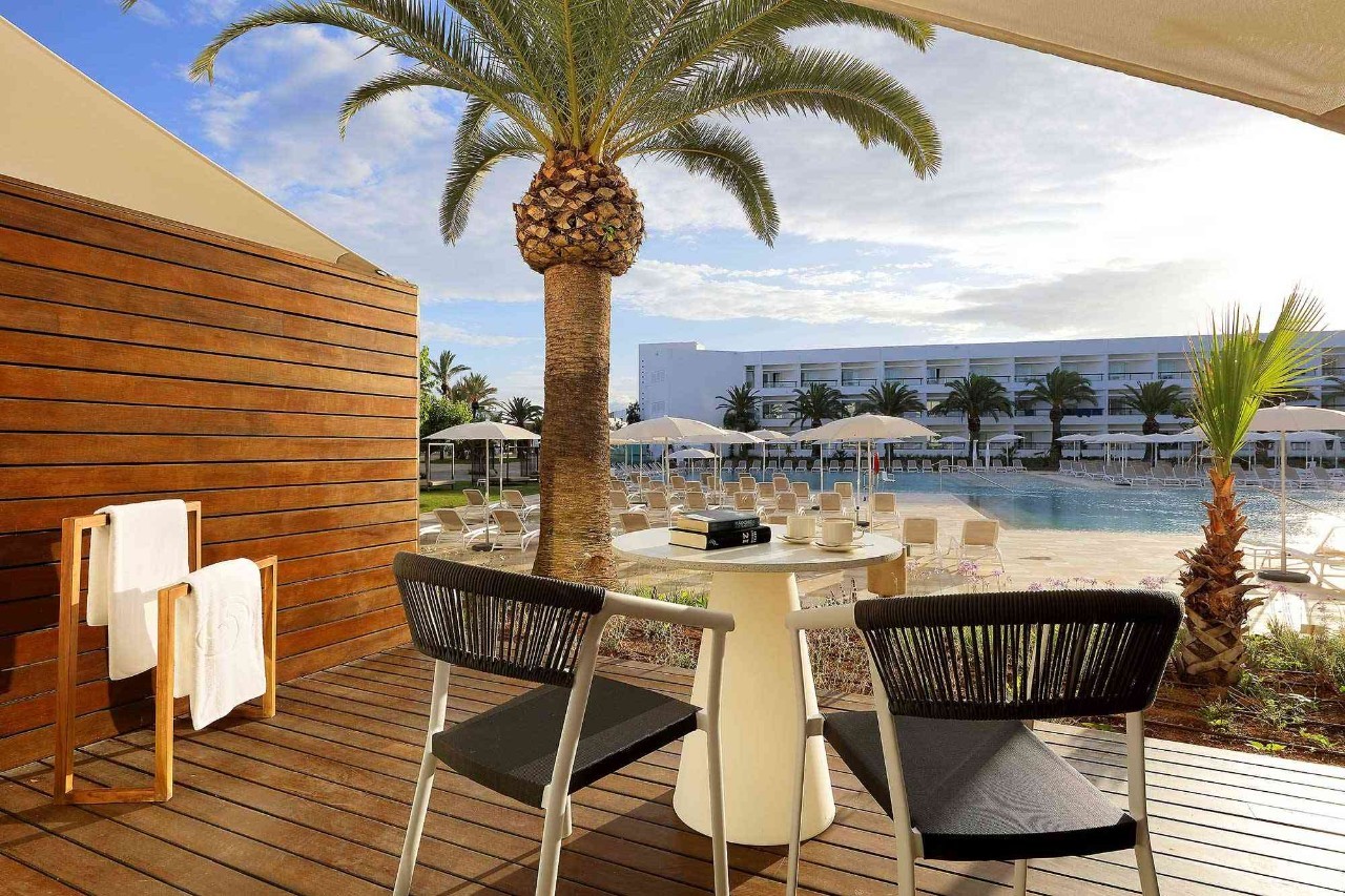 Superior Poolside 1 adult