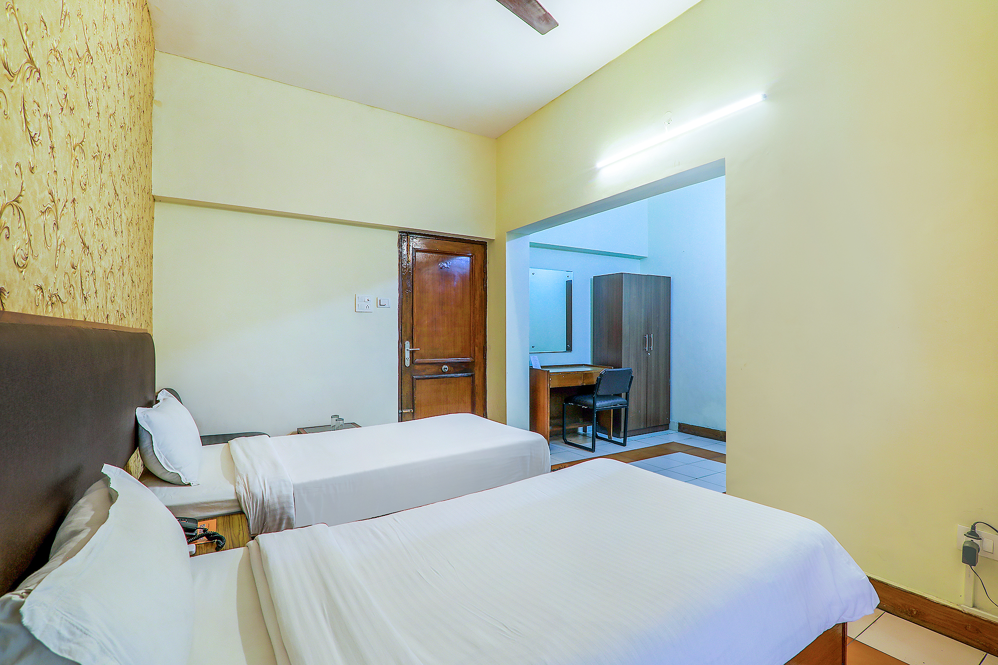 FabHotel Executive Guest House, Lucknow 5