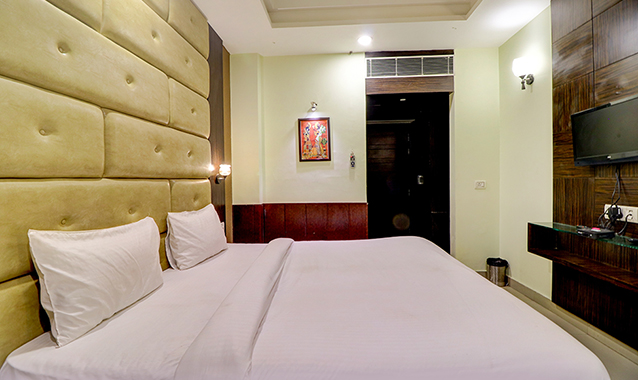 FabHotel Club Junction, Agra 4