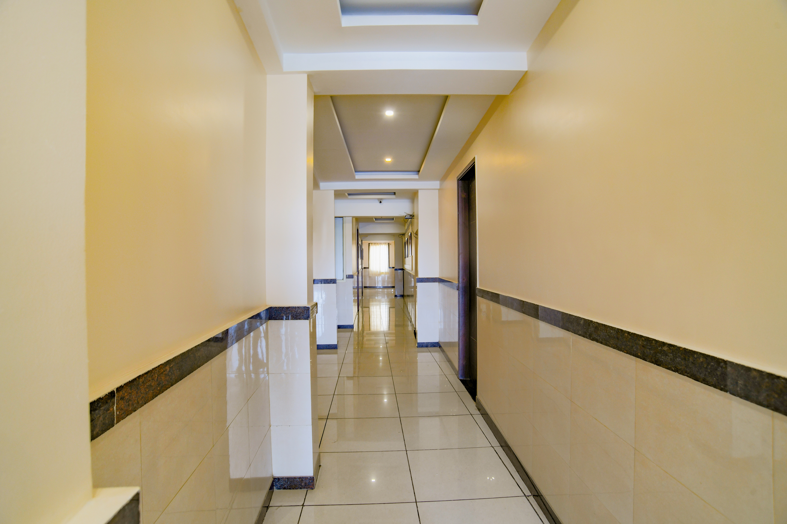 FabHotel Grand Raj, Indore 4