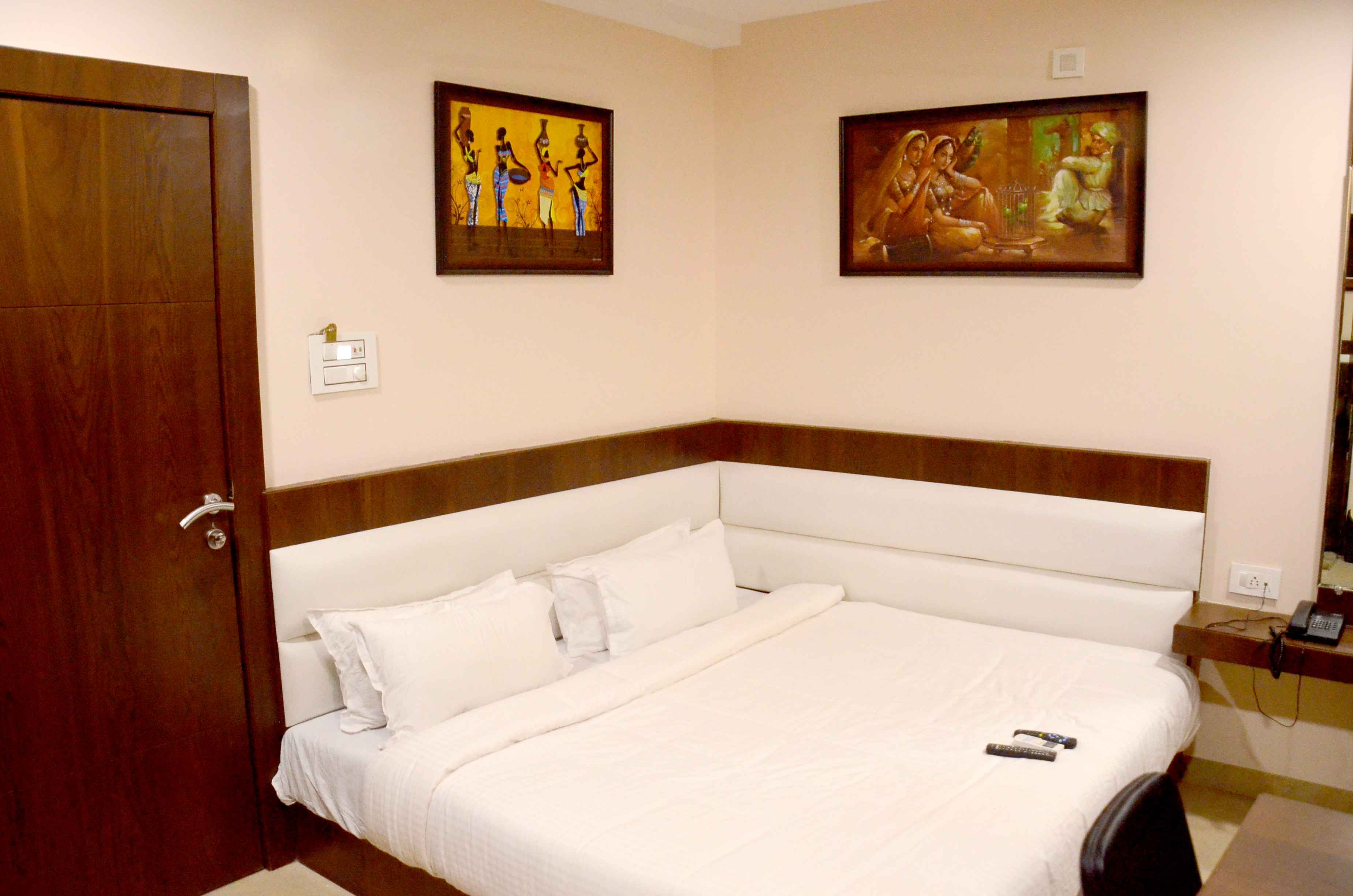 Anroute Stays111- Opp Mahakal Temple