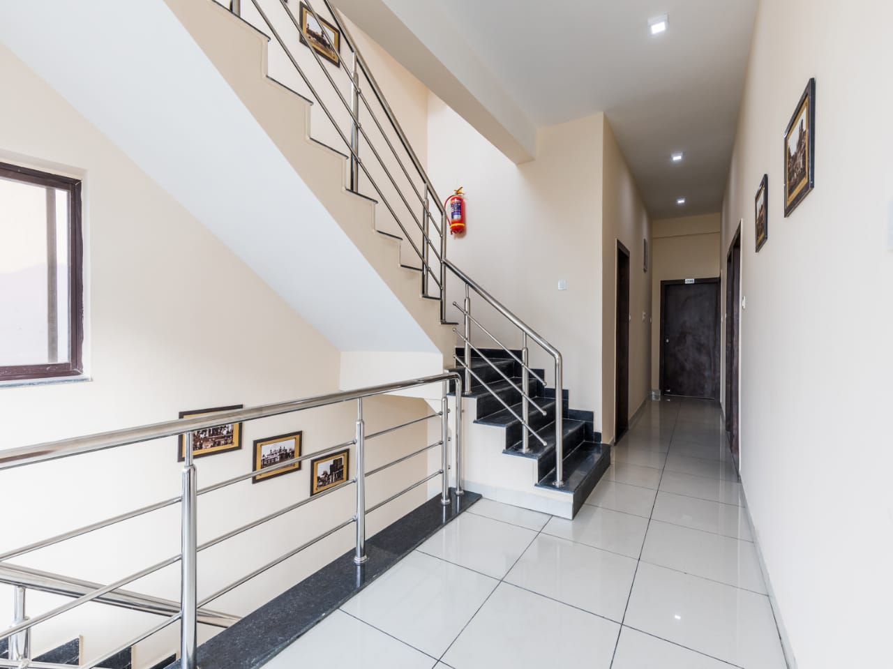 Anroute stays127- Opp Bansal Hospital