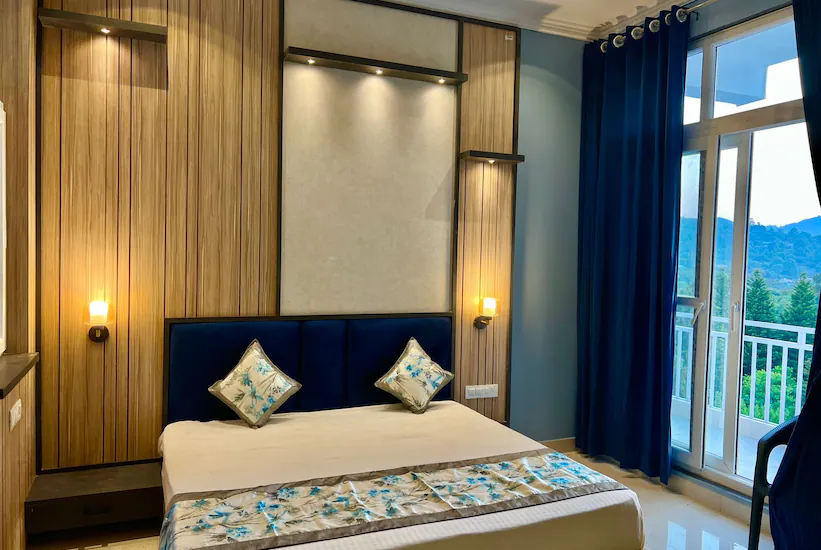 Divine by the lake hill