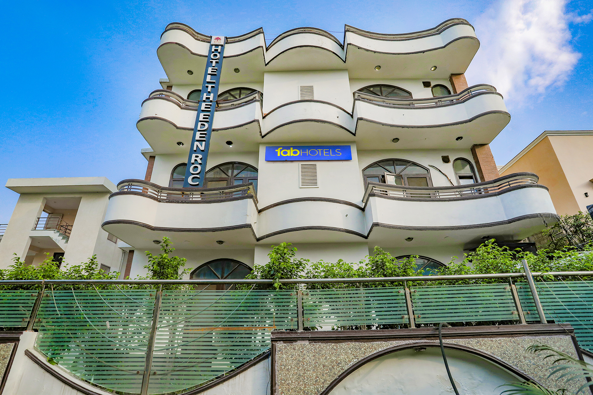 FabHotel The Eden Roc, Noida 3
